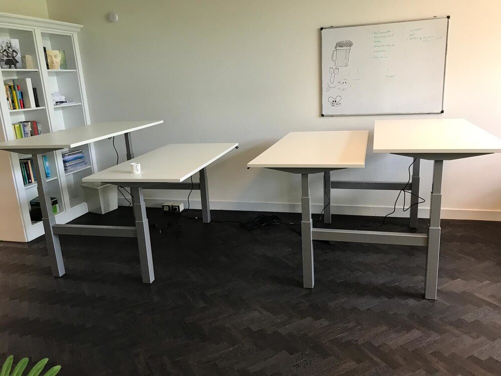 Dubbel Elektrisch Zit-Sta Bureau - SteelForce 470  2 aan elkaar geschakelde bureaus - Zeer stabiel - Worktrainer.nl