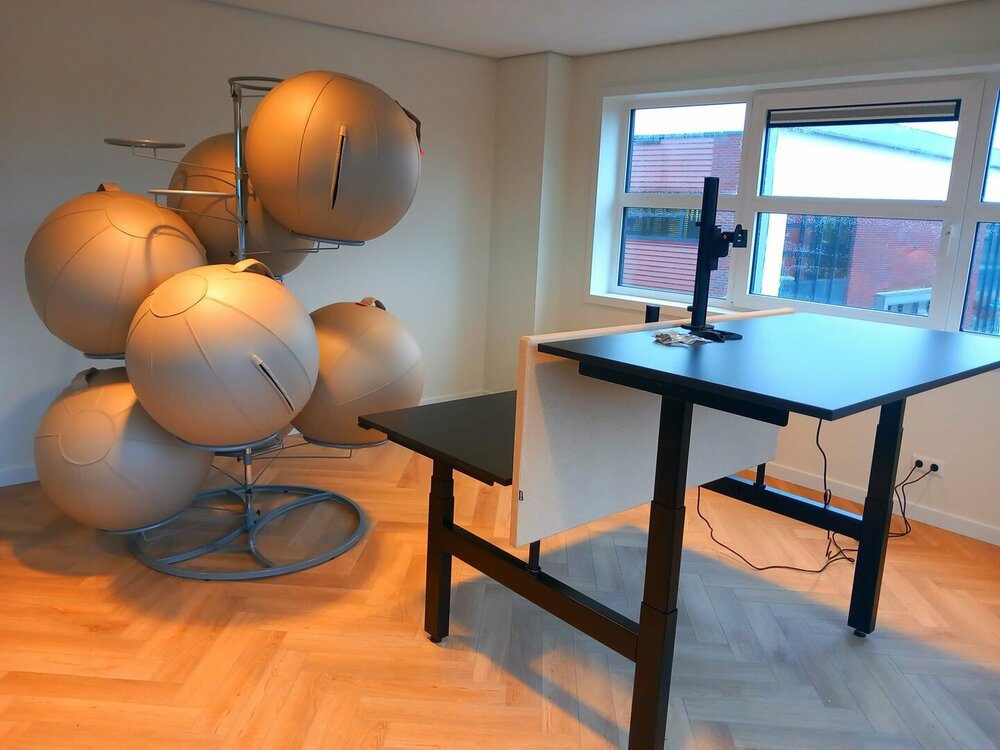 Dubbel Elektrisch Zit-Sta Bureau - SteelForce 670  2 aan elkaar geschakelde bureaus - Zeer stabiel - Worktrainer.nl