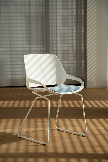 Numo design chair | active furniture | numo with sled | worktrainer.nl | worktrainer.com