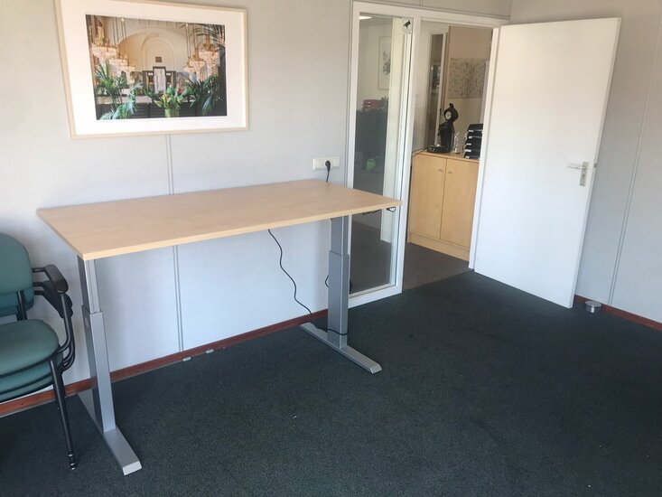 Aluforce 140 bureau | wissel staan en zitten achter je bureau af | Worktrainer.nl