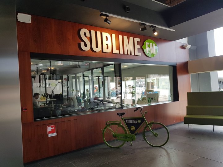 Van de fiets naar de Deskbike bij Sublime FM Van de fiets naar de Deskbike bij Sublime FM