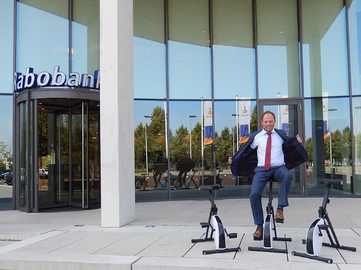 Gerben fietst de deskbike bij de Rabobank naar binnen Gerben fietst de deskbike bij de Rabobank naar binnen